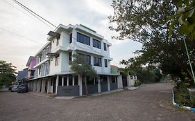 RedDoorz Syariah near DBL Arena 2